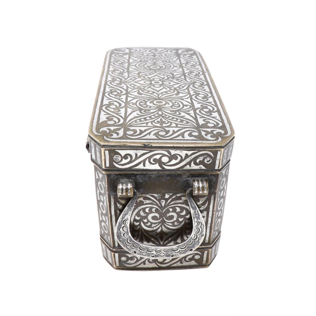 Antique Medium Maranao Betel Nut Box, Southern Philippines (Mindanao) Fines del siglo XIX en venta