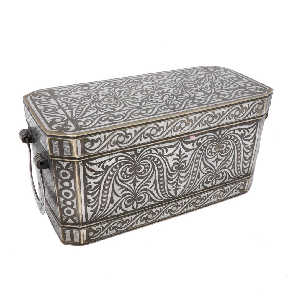 Antique Medium Maranao Betel Nut Box, Southern Philippines (Mindanao) Silver en venta