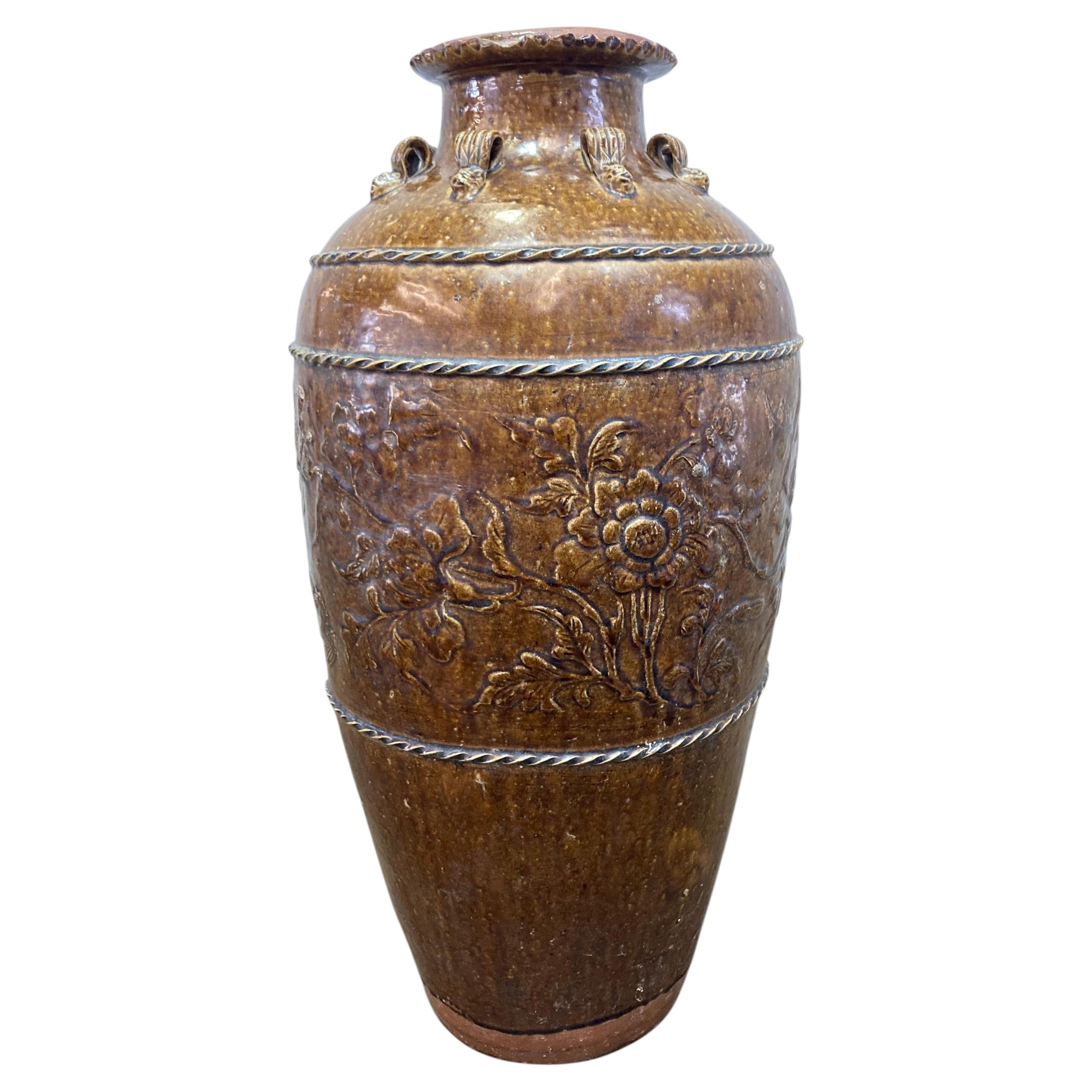 Urna antica di terracotta Martaban di media altezza