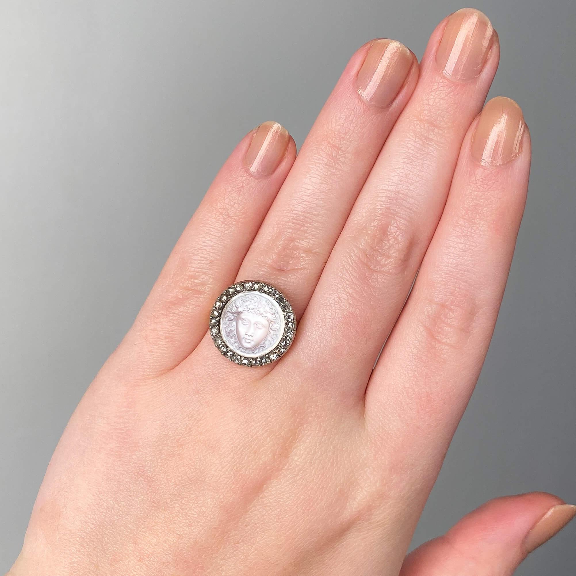 De las mujeres Anillo antiguo de oro de 14k con camafeo de piedra lunar Medusa en venta