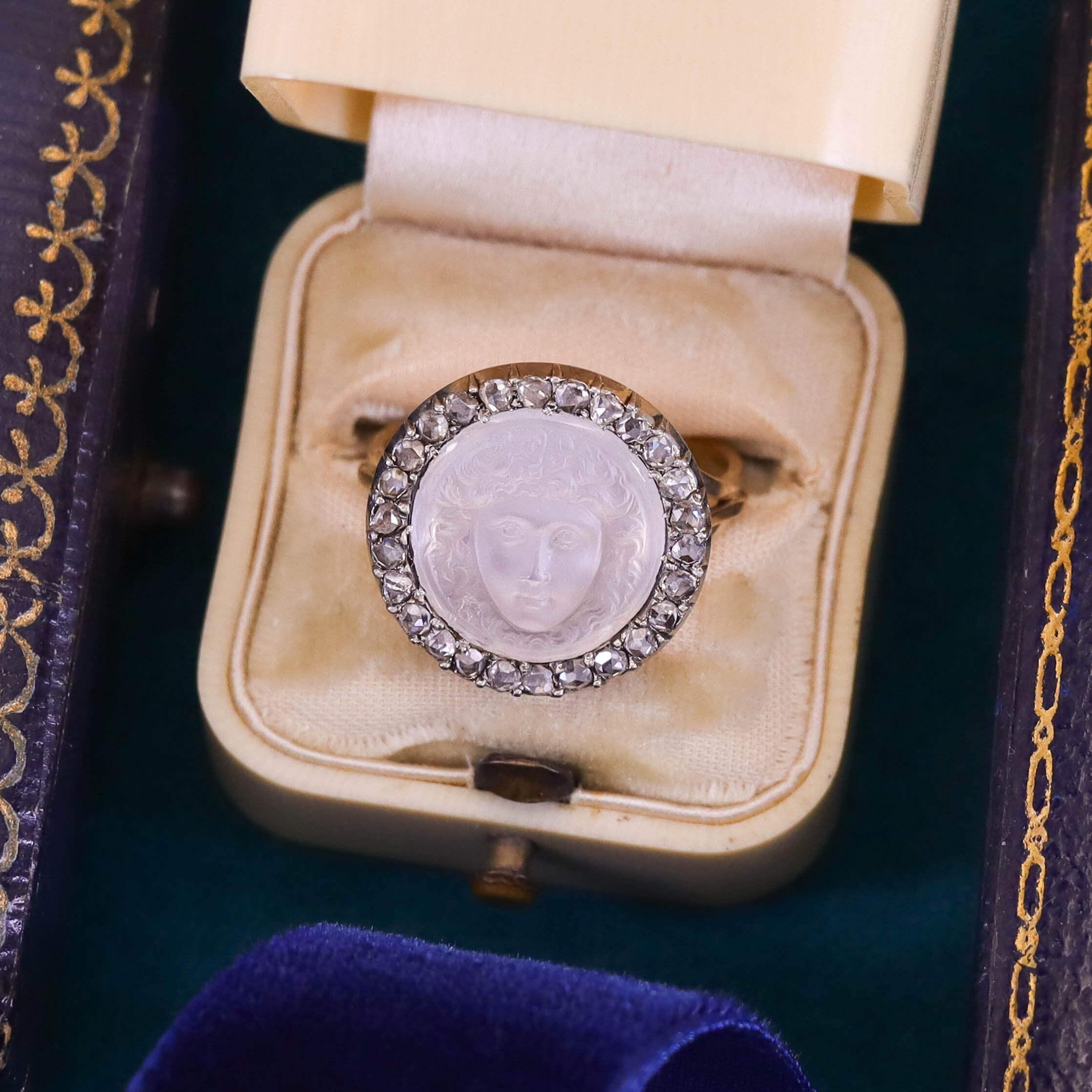 Anillo antiguo de oro de 14k con camafeo de piedra lunar Medusa en venta 1