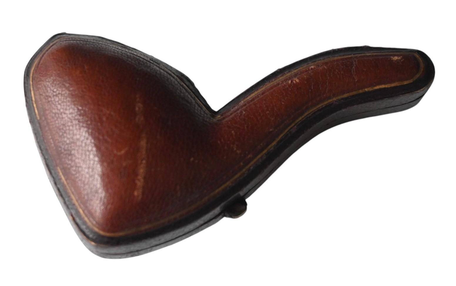 Pipe en écume avec tuyau en ambre - Sculpture en écume, très belle sculpture -
Tube en très bon état
Dans son cas d'origine
Longueur du tuyau mesurée en ligne droite 8,7 cm, hauteur de la tête 4,3 cm, étui 9,5 x 5,5 cm.
