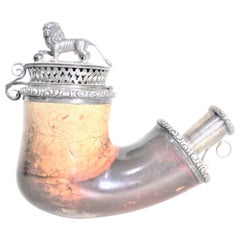 Pipa de fumar antigua de espuma de mar con león de pie figurado de plata en la parte superior y monturas