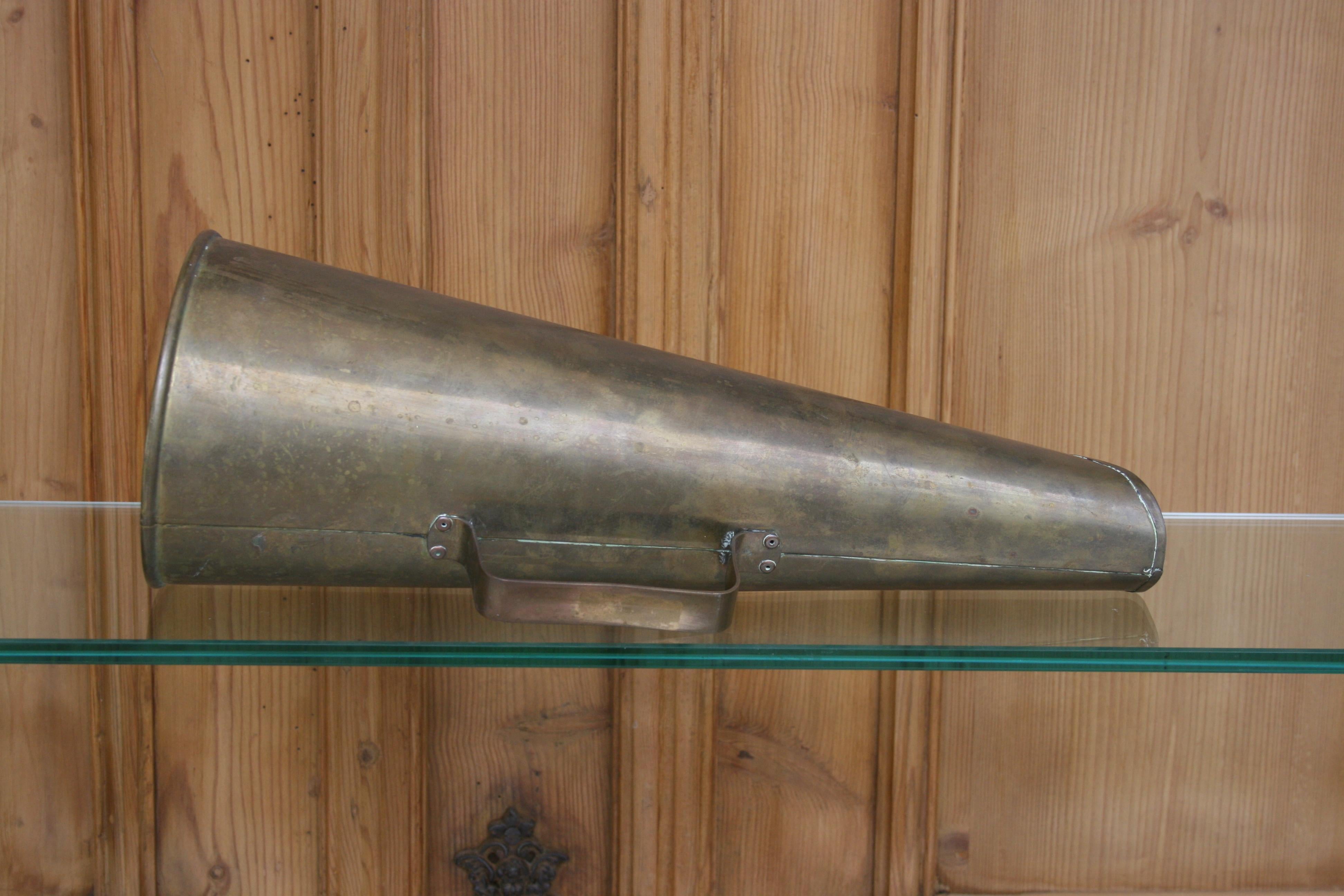 Original old very decorative megaphone made of brass.

Dimensions:
40.5 cm high / 15.94 inch high,
15.5 cm diameter / 6.1 inch diameter.