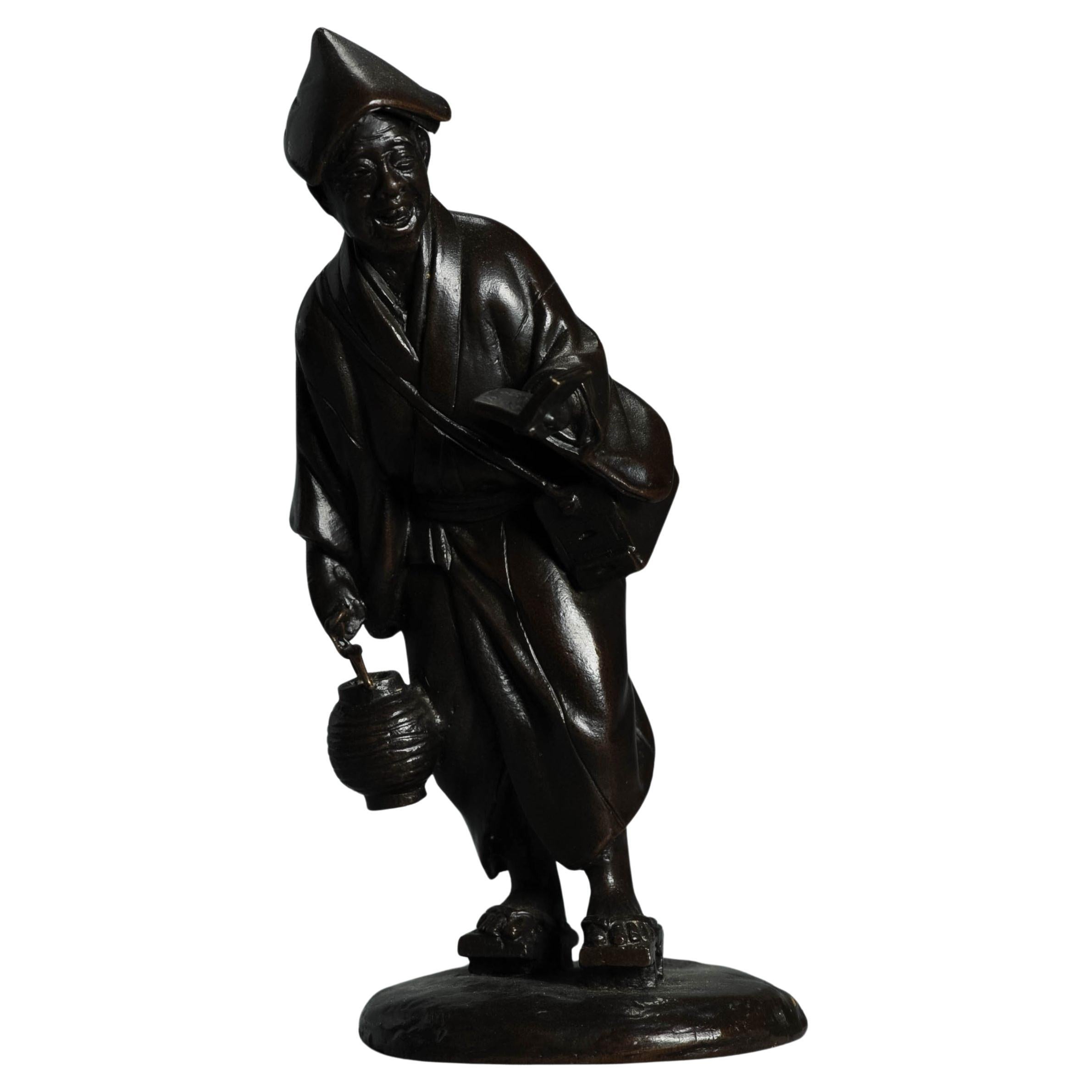 Antica statua giapponese in bronzo Okimono Meiji del XIX secolo su base in bronzo