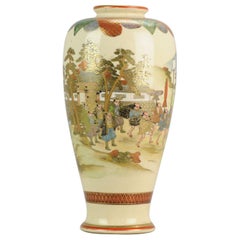 Antike japanische Satsuma-Vase aus der Meiji-Zeit des 19. Jahrhunderts mit Kriegerfiguren und markiertem Sockel