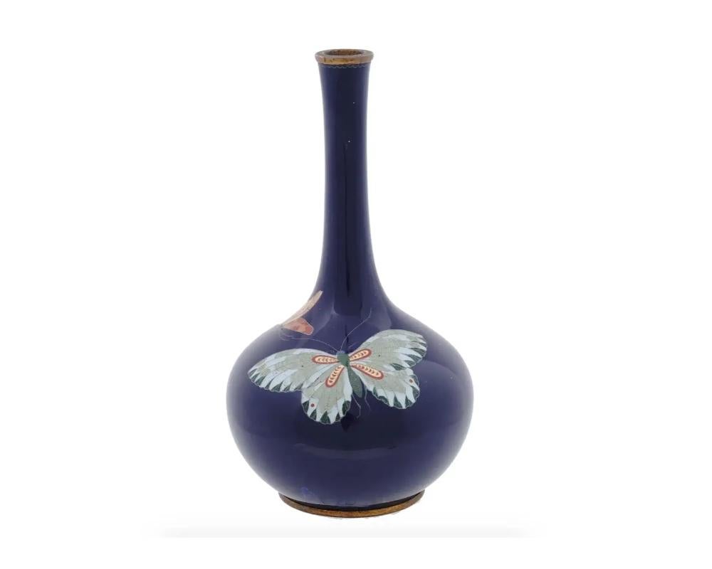 Japonais Ancien vase à bourgeons en émail cloisonné de l'ère Meiji avec papillons en vente