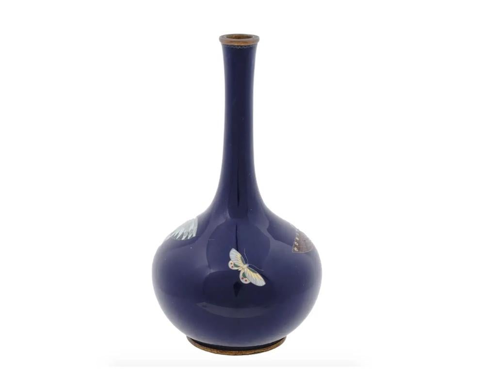 Cloisonné Ancien vase à bourgeons en émail cloisonné de l'ère Meiji avec papillons en vente
