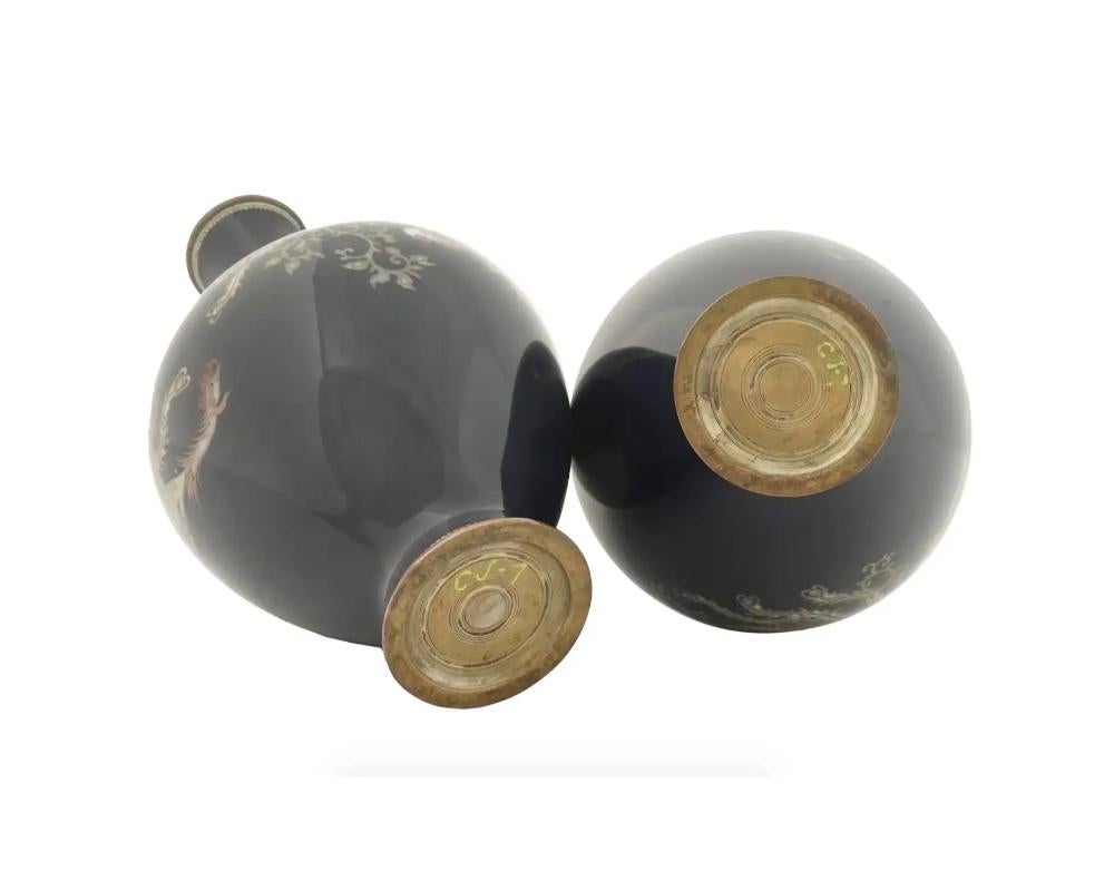 Grande coppia di antichi vasi giapponesi Meiji con smalto cloisonne Uccelli del Paradiso In condizioni buone in vendita a New York, NY