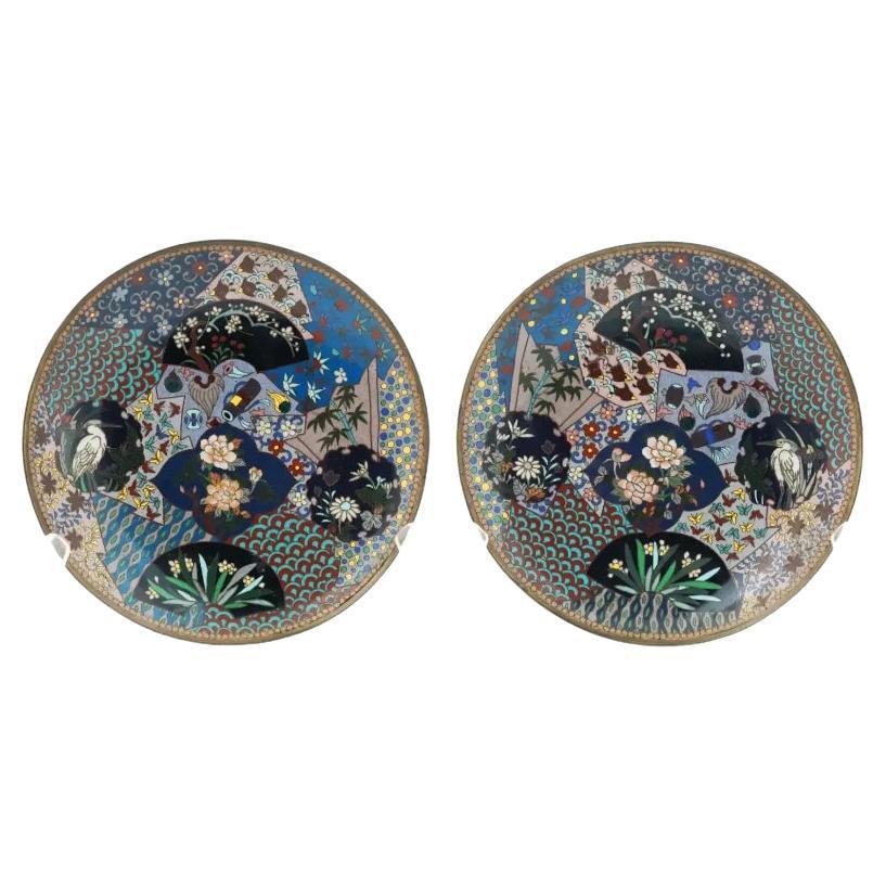 Paire d'anciennes assiettes japonaises cloisonnées Meiji à motifs géométriques et gerbes de fleurs en vente