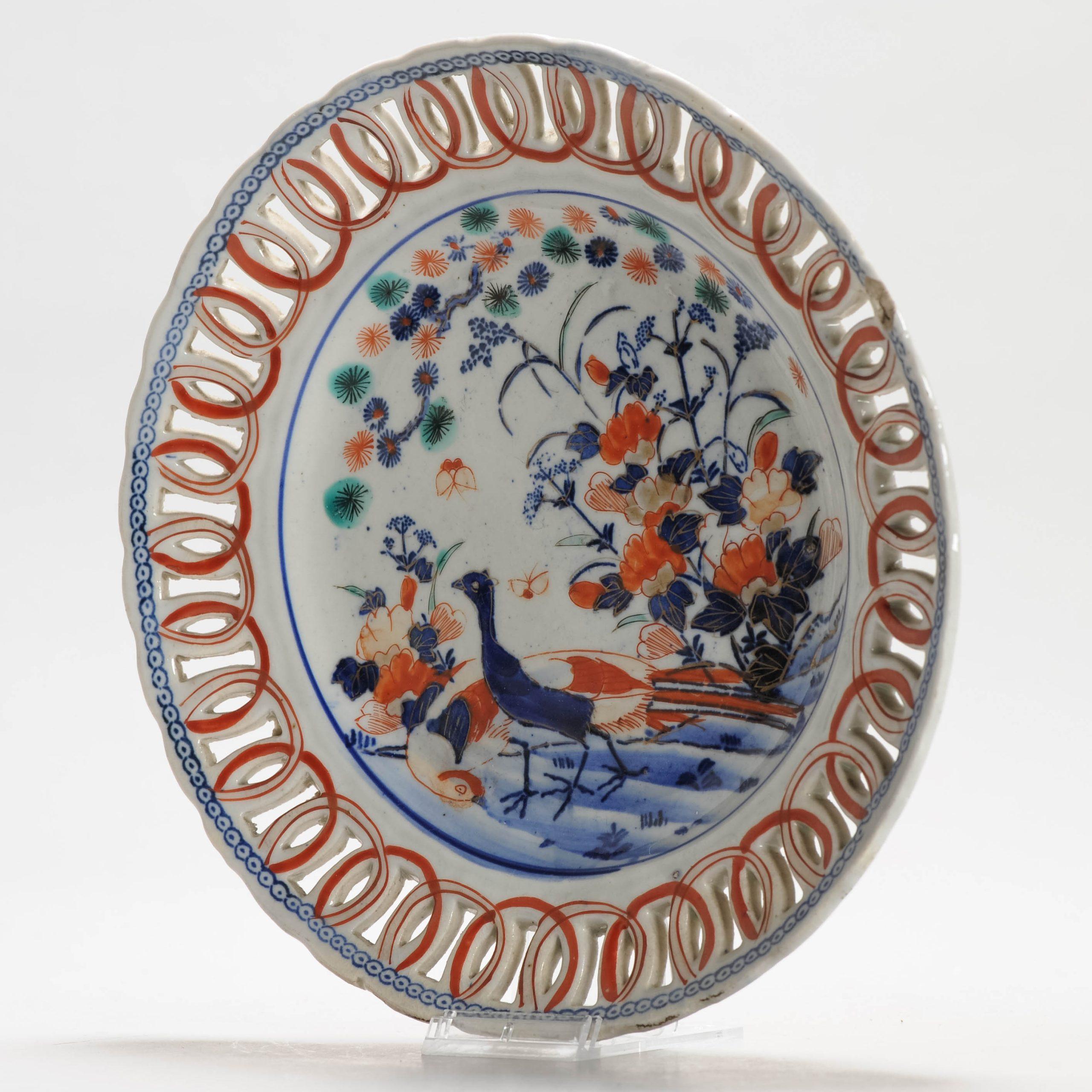 Ancienne assiette en porcelaine de style Meiji Imari avec bord réticulé, vers 1900 Bon état - En vente à Amsterdam, Noord Holland