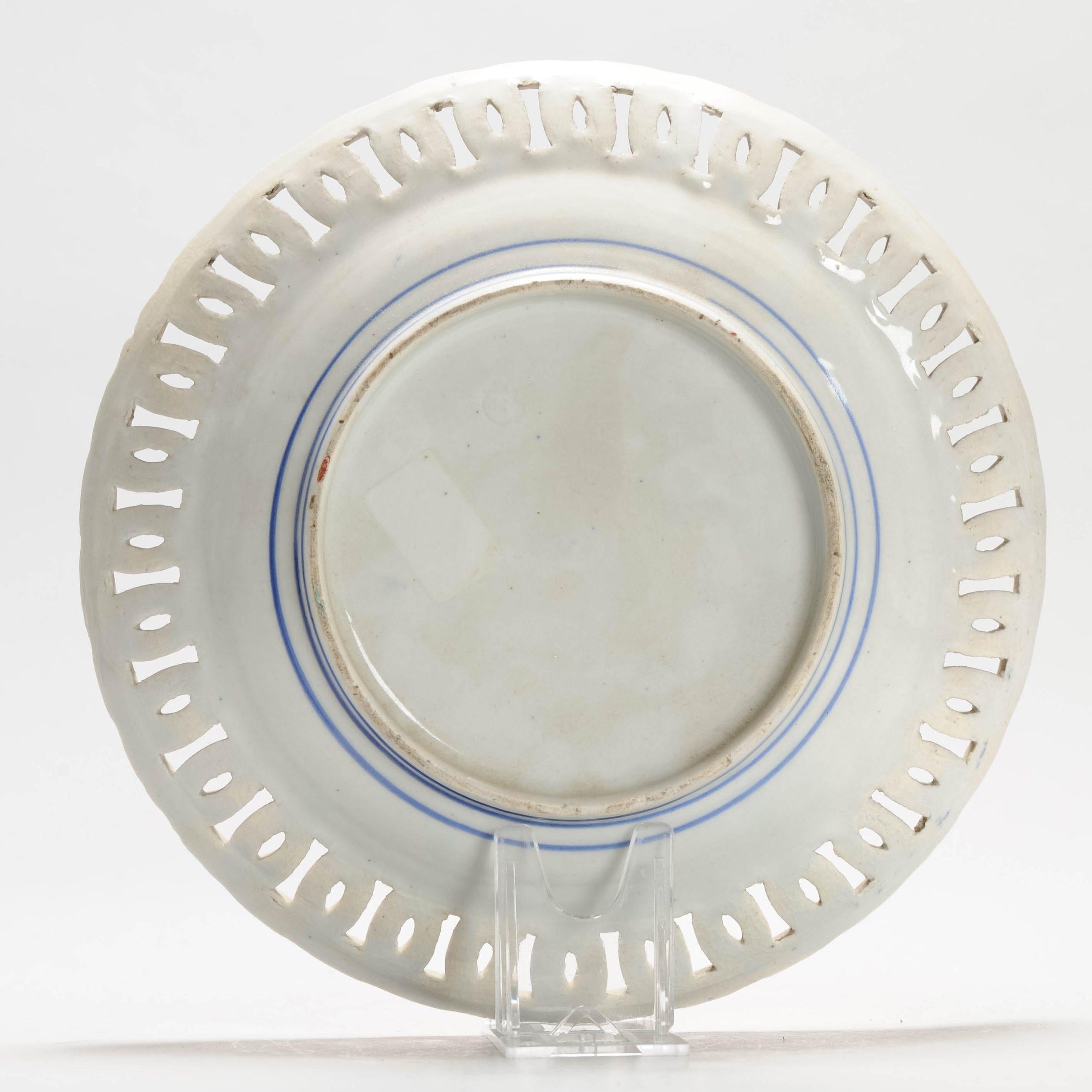 XIXe siècle Ancienne assiette en porcelaine de style Meiji Imari avec bord réticulé, vers 1900 en vente