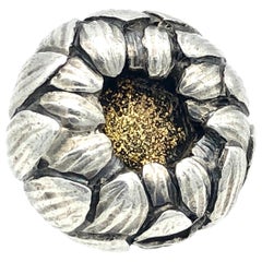 Bouton ancien en argent doré représentant une fleur de chrysanthèmes du Japon de l'époque Meiji