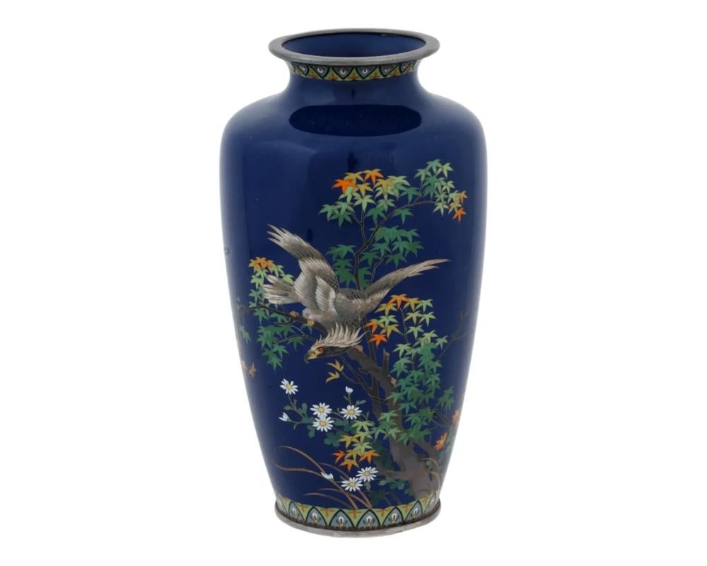 Un raro vaso antico giapponese in smalto cloisonné montato in argento e filo d'argento Tardo periodo Meiji circa 1895
. Forma allungata con collo pronunciato. Colore di fondo blu cobalto. Il dritto raffigura un'aquila su un albero. Bordi ornamentali