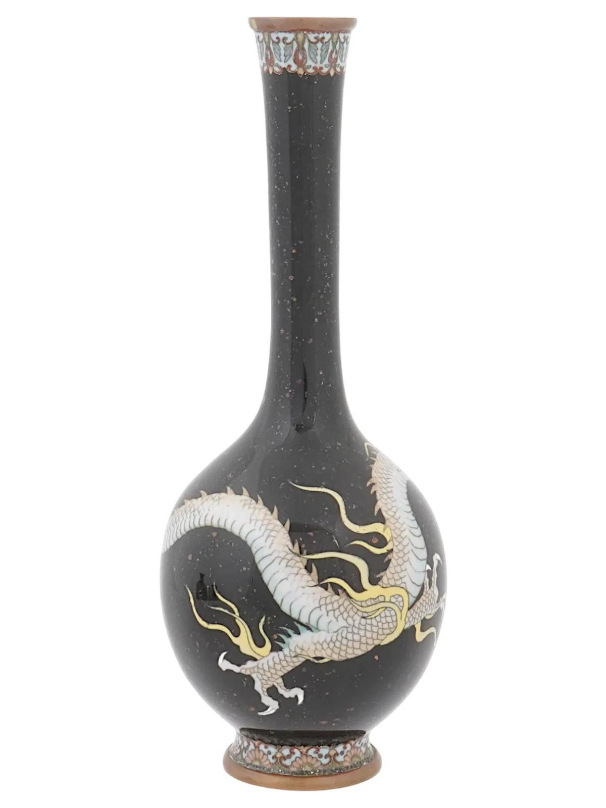 Chinois Vase ancien Meiji japonais en émail cloisonné avec dragon en pierre d'or noire en vente