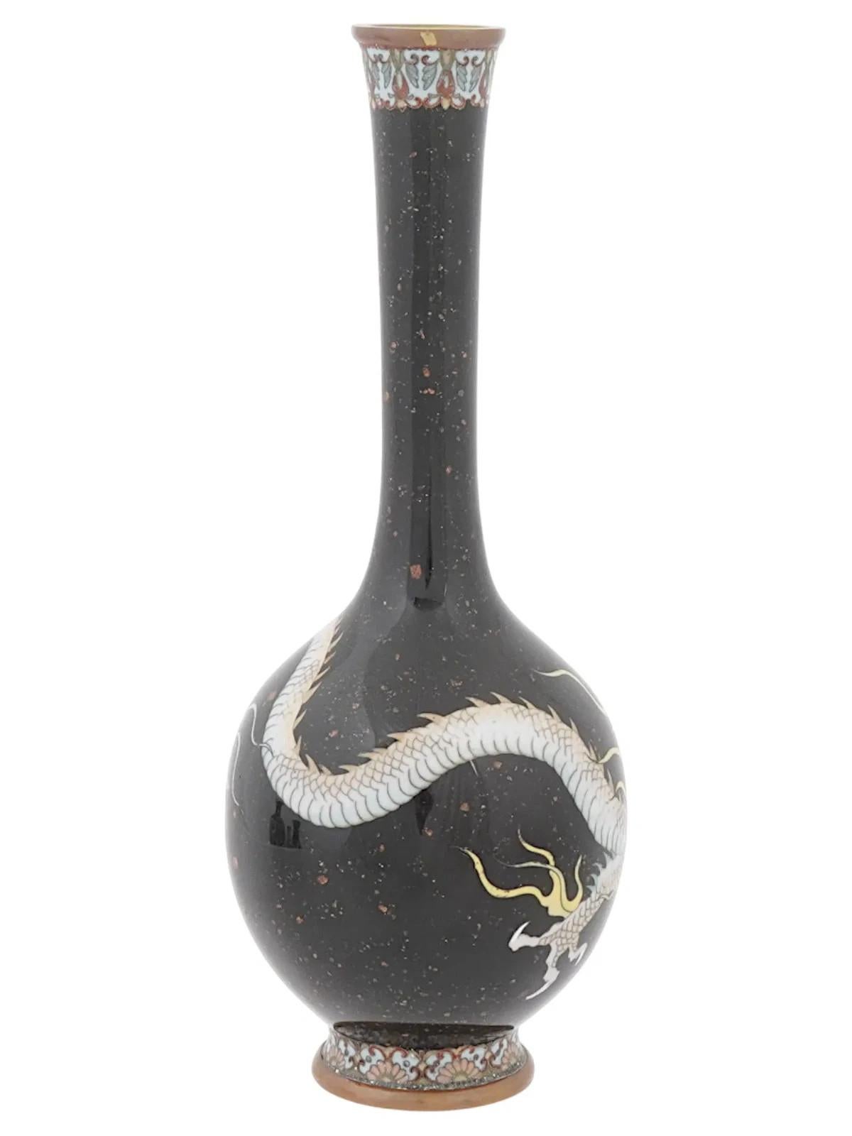 Cloisonné Vase ancien Meiji japonais en émail cloisonné avec dragon en pierre d'or noire en vente