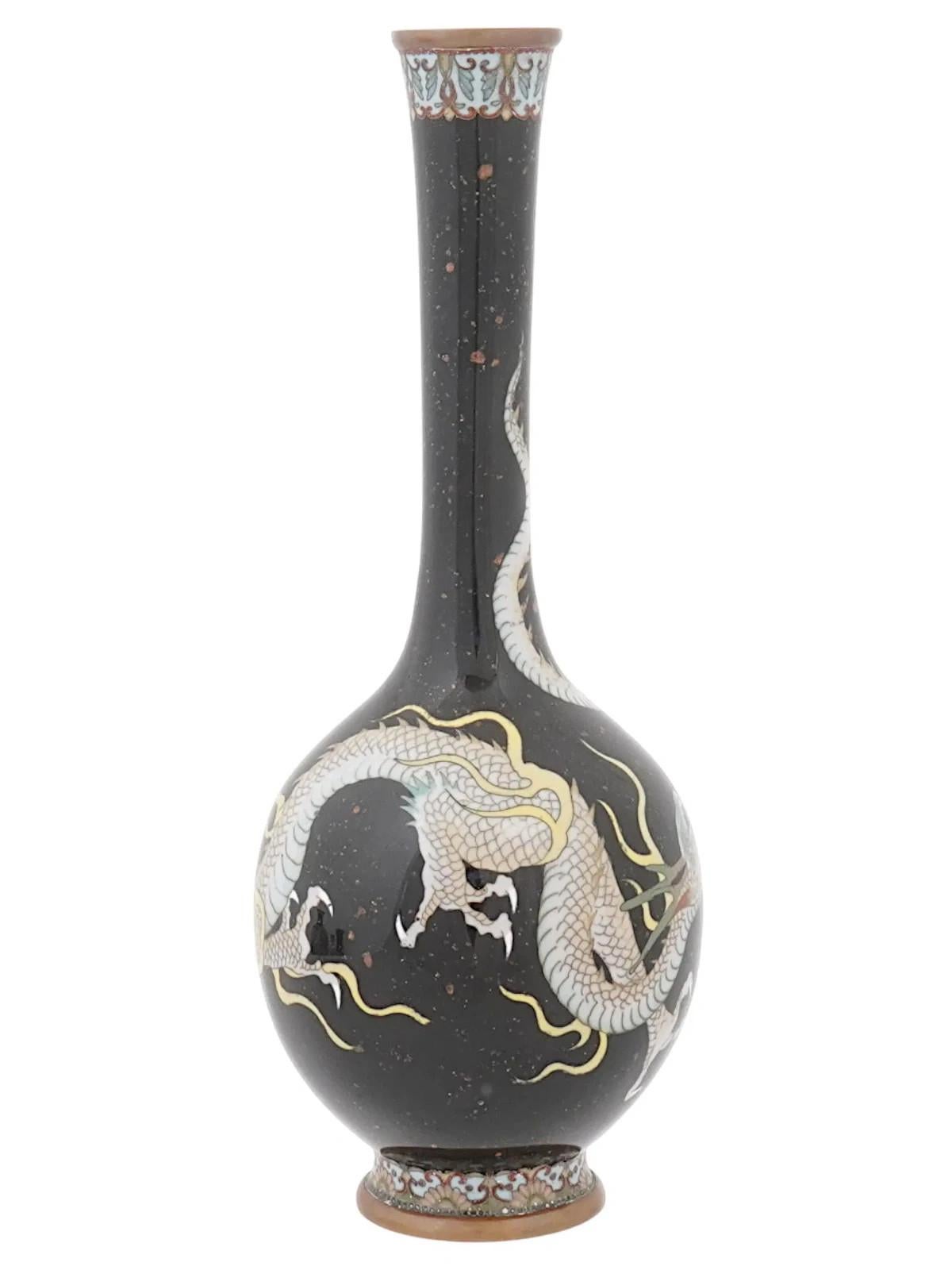 Vase ancien Meiji japonais en émail cloisonné avec dragon en pierre d'or noire Bon état - En vente à Long Island City, NY