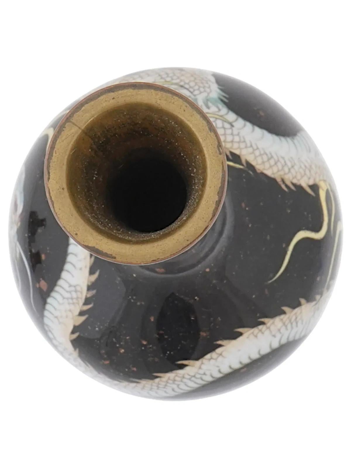 XIXe siècle Vase ancien Meiji japonais en émail cloisonné avec dragon en pierre d'or noire en vente