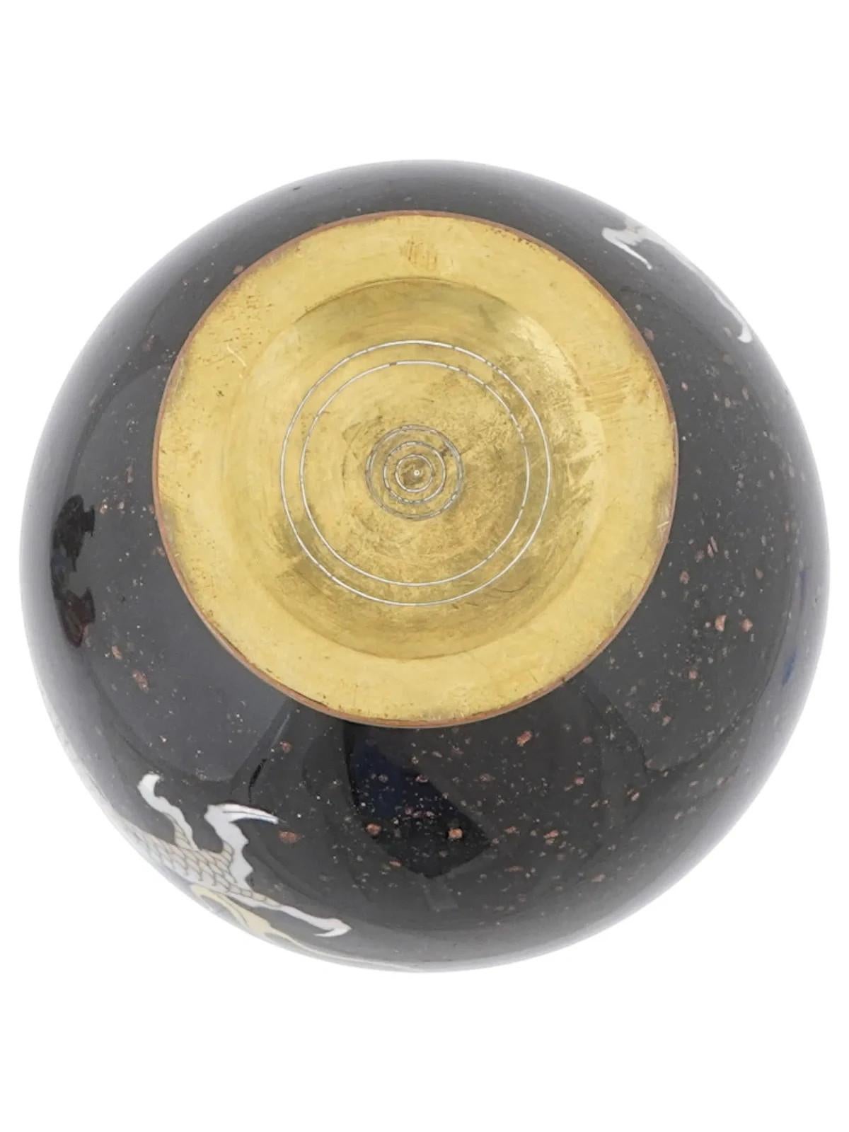Émail Vase ancien Meiji japonais en émail cloisonné avec dragon en pierre d'or noire en vente