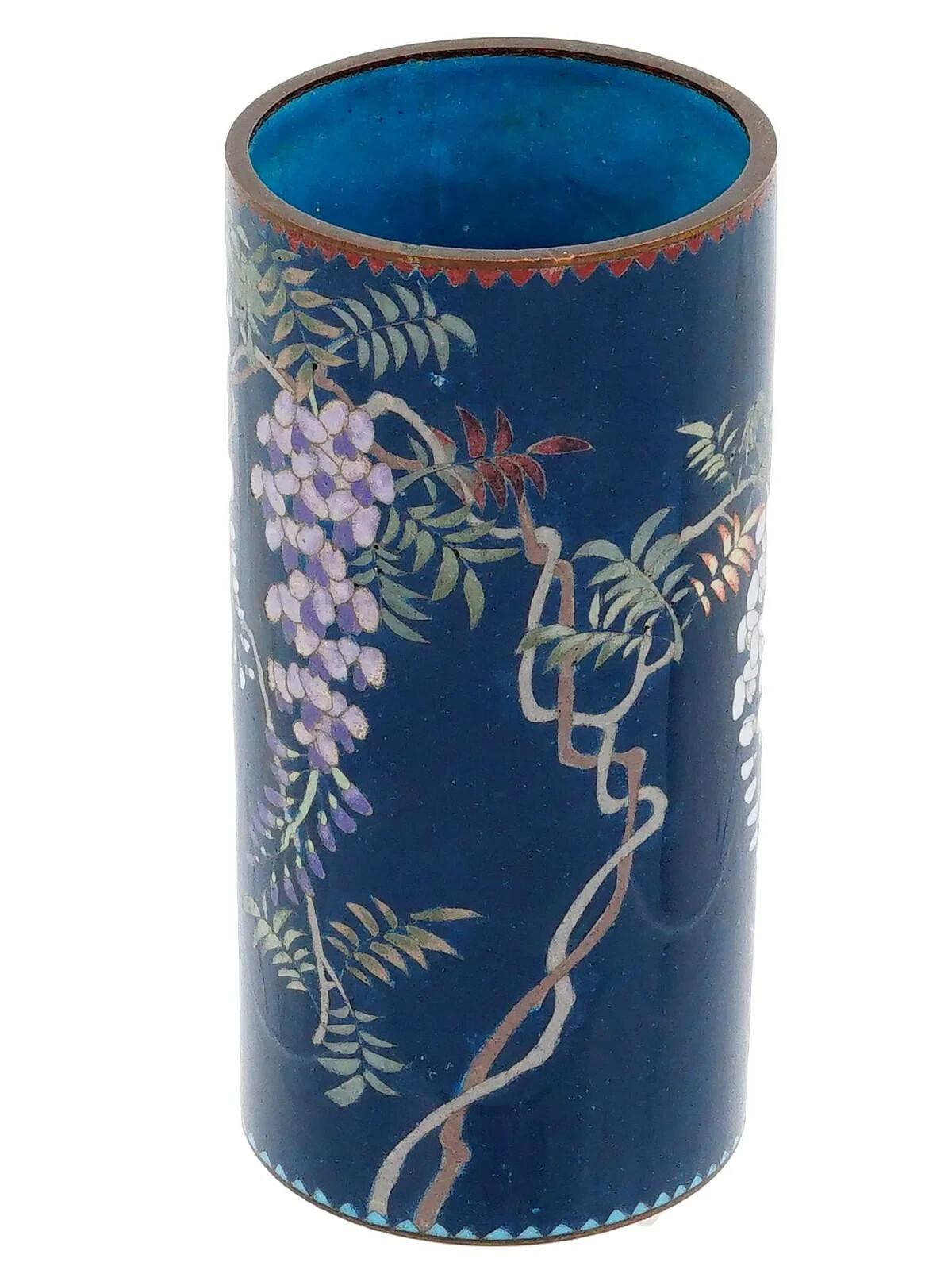 Giapponese Antico vaso Meiji giapponese in smalto cloisonne blu Uccelli in un albero di glicine Goto in vendita