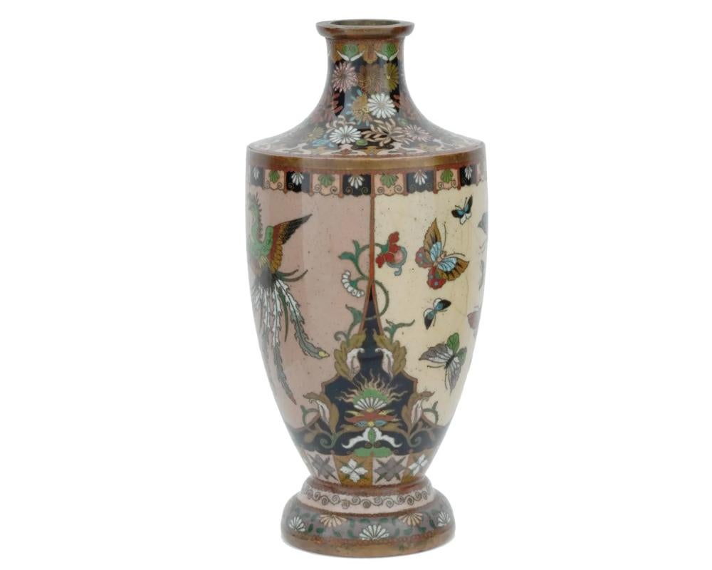 Giapponese Antico vaso giapponese Meiji in smalto cloisonne con farfalla e gru in volo in vendita