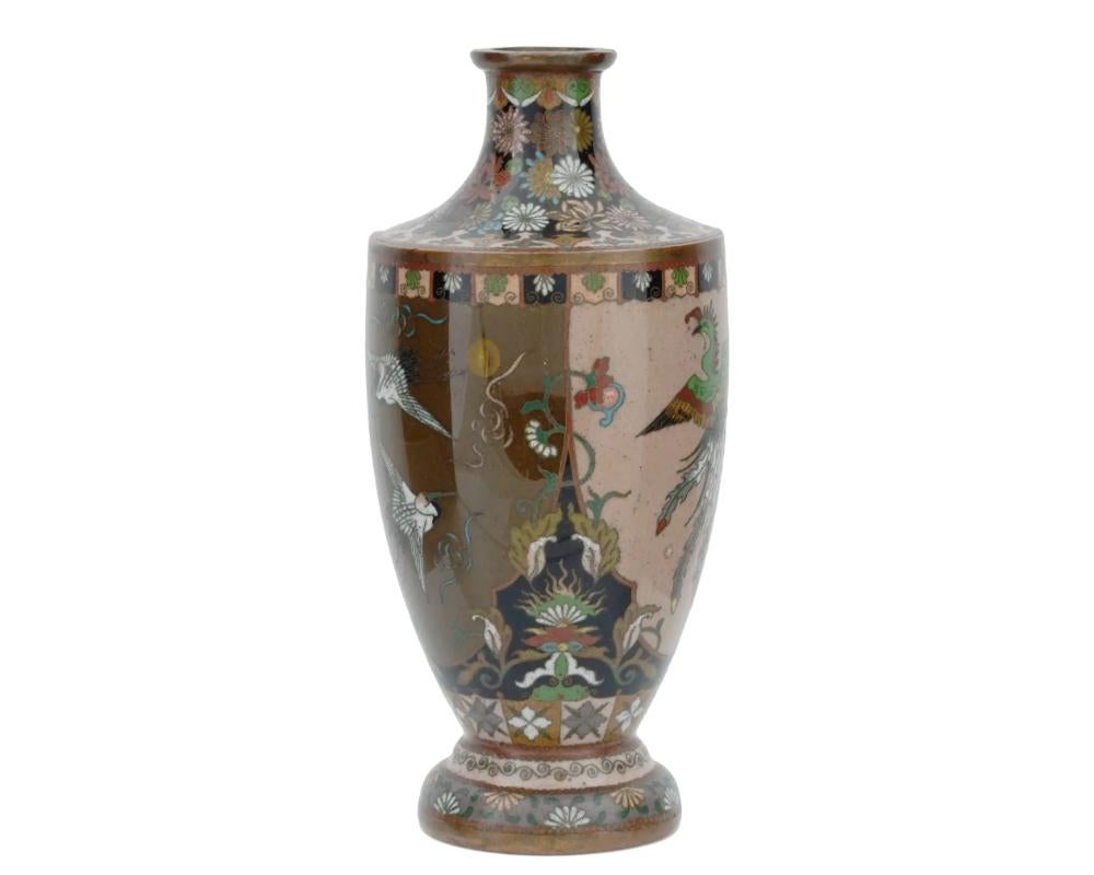 Cloisonné Antico vaso giapponese Meiji in smalto cloisonne con farfalla e gru in volo in vendita