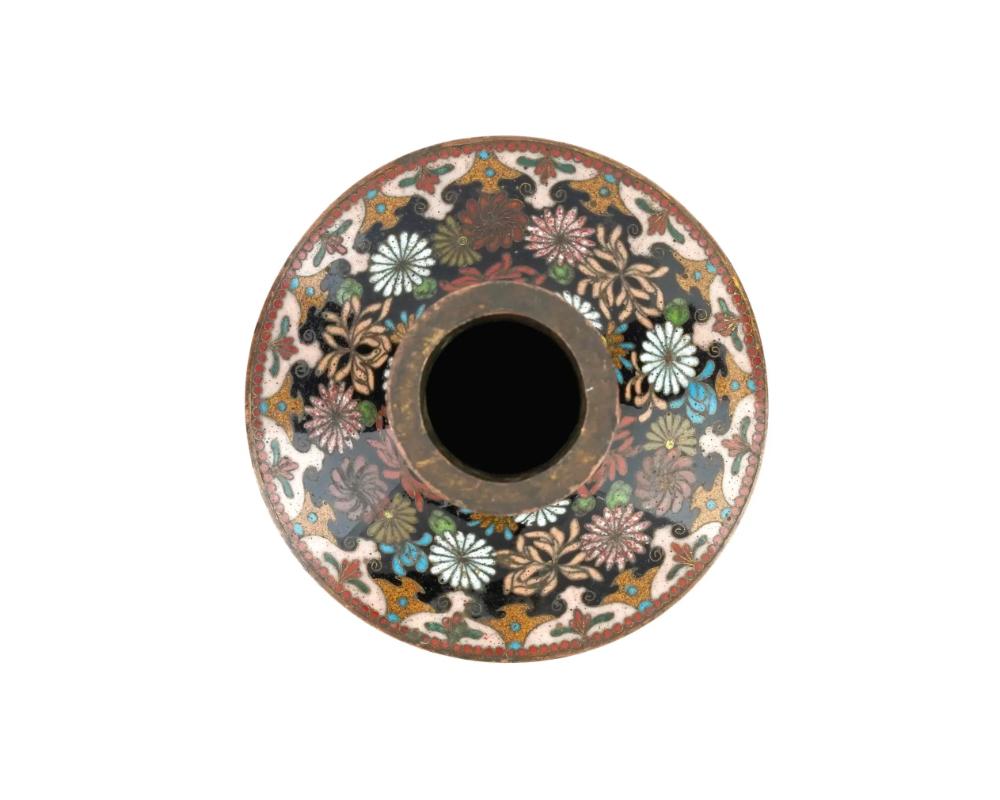 XIX secolo Antico vaso giapponese Meiji in smalto cloisonne con farfalla e gru in volo in vendita