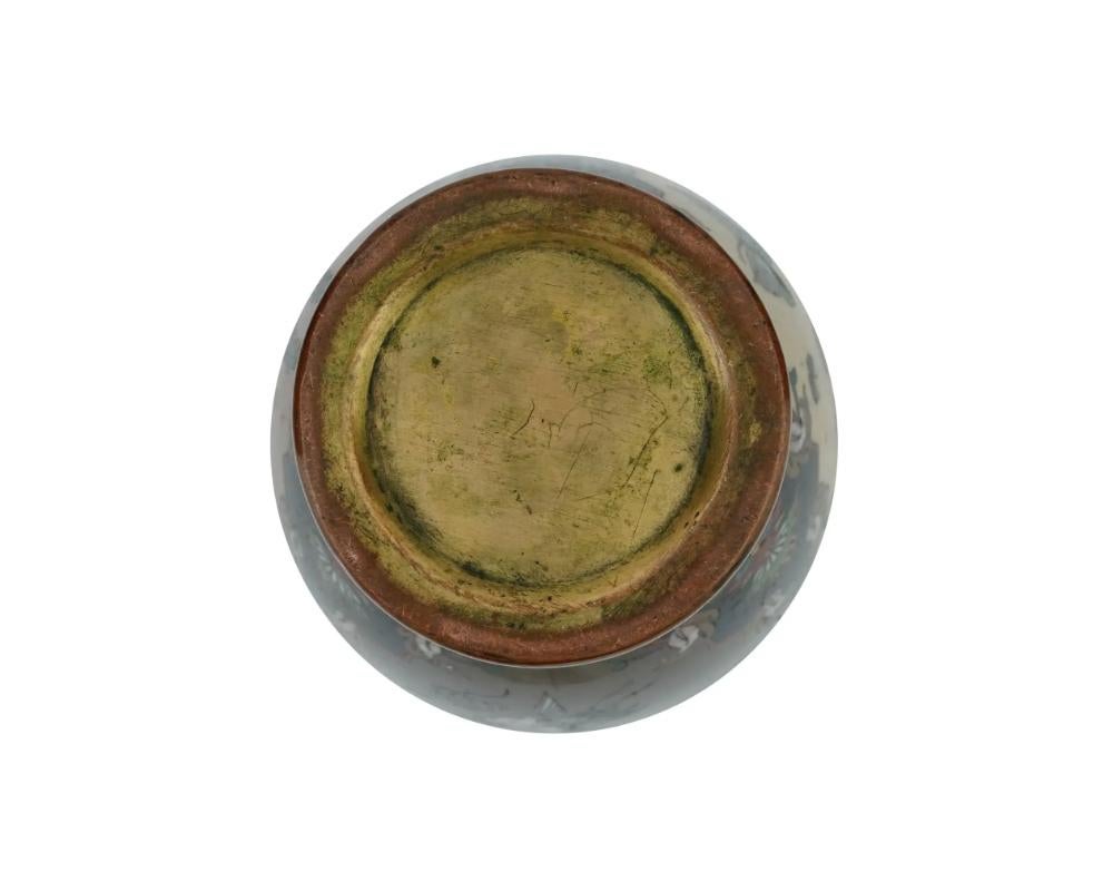 Smalto Antico vaso giapponese Meiji in smalto cloisonne con farfalla e gru in volo in vendita