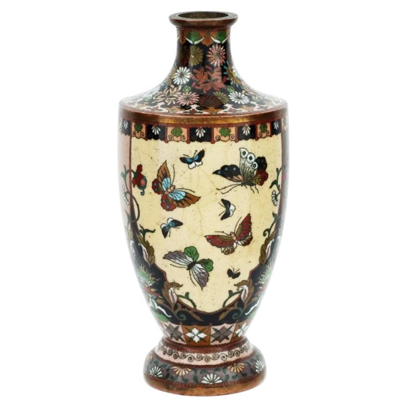 Antico vaso giapponese Meiji in smalto cloisonne con farfalla e gru in volo in vendita