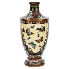 Antiguo Jarrón Japonés Meiji de Esmalte Cloisonné con Mariposa y Grullas en Vuelo