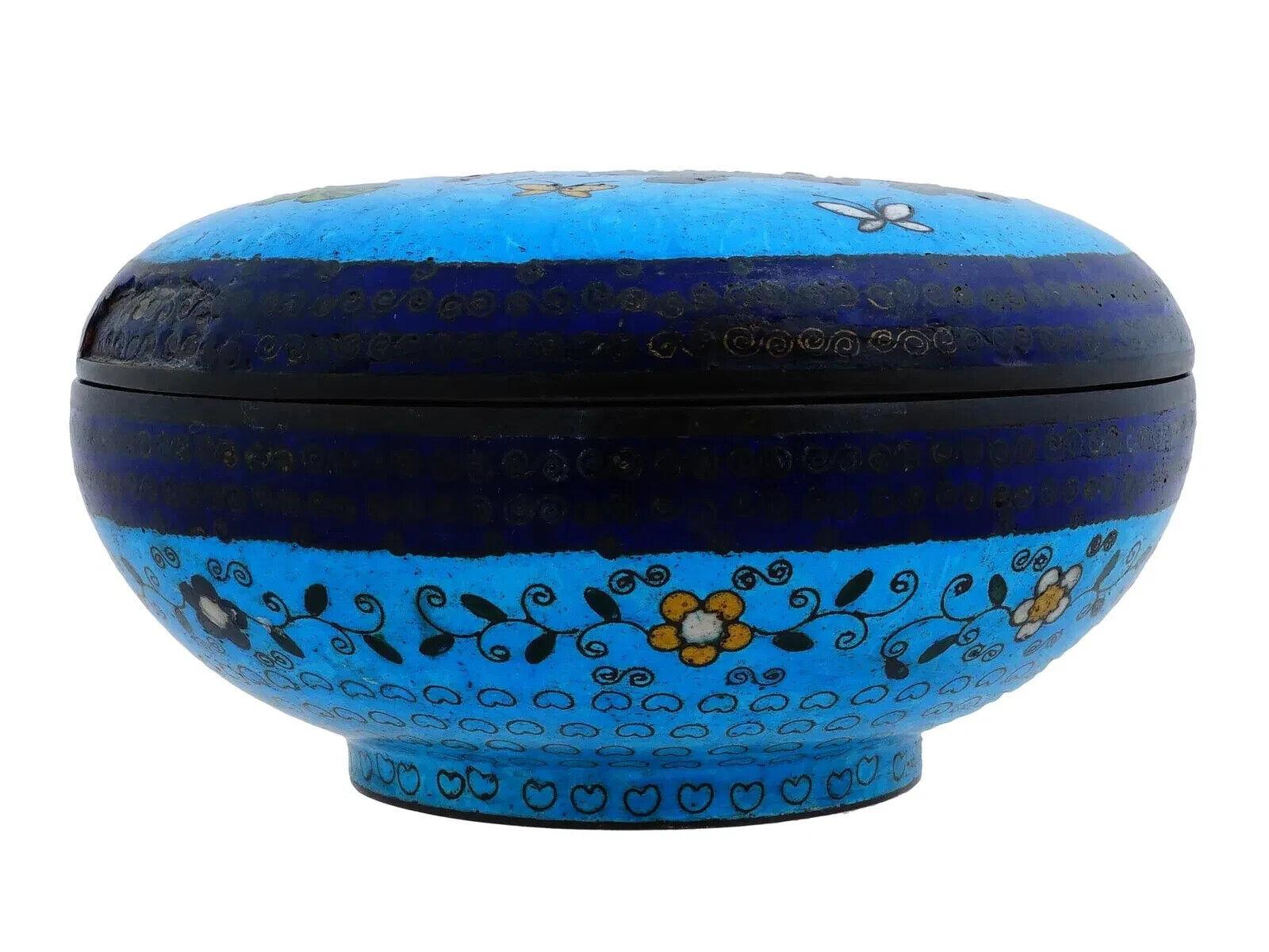 Antiguo estuche Kogo japonés Meiji con esmalte de cloisonné y diseño de mariposa Japonés en venta