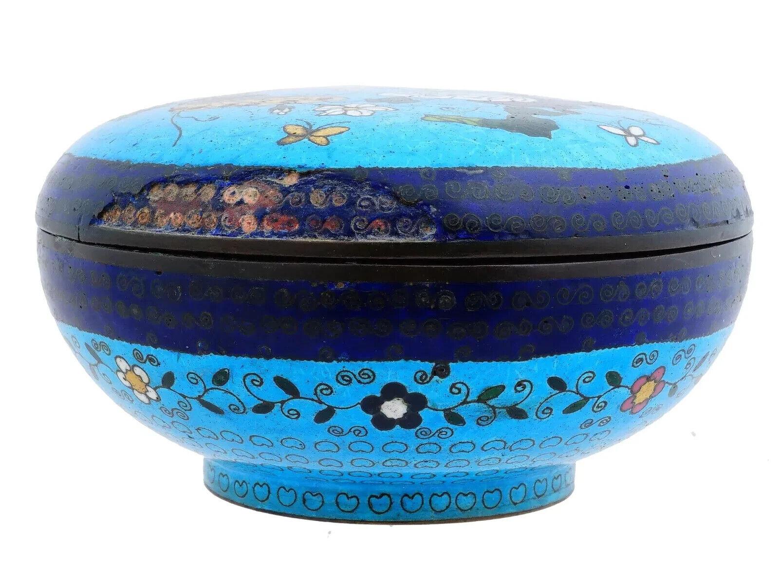 Antiguo estuche Kogo japonés Meiji con esmalte de cloisonné y diseño de mariposa Japonés en venta