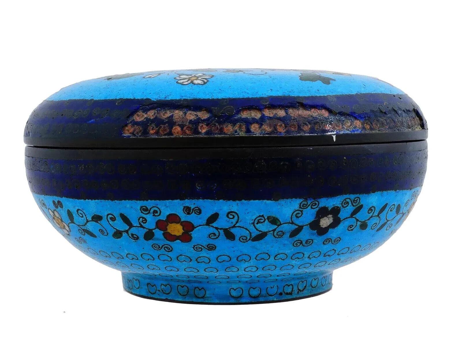 Antiguo estuche Kogo japonés Meiji con esmalte de cloisonné y diseño de mariposa Cloissoné en venta