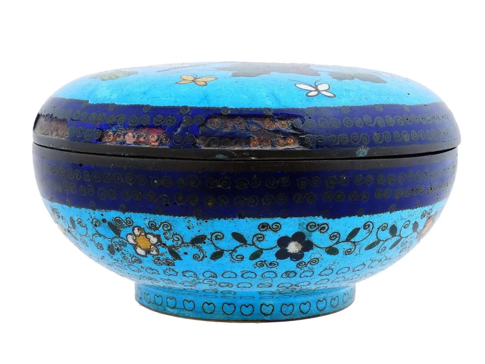 Antiguo estuche Kogo japonés Meiji con esmalte de cloisonné y diseño de mariposa Cloissoné en venta