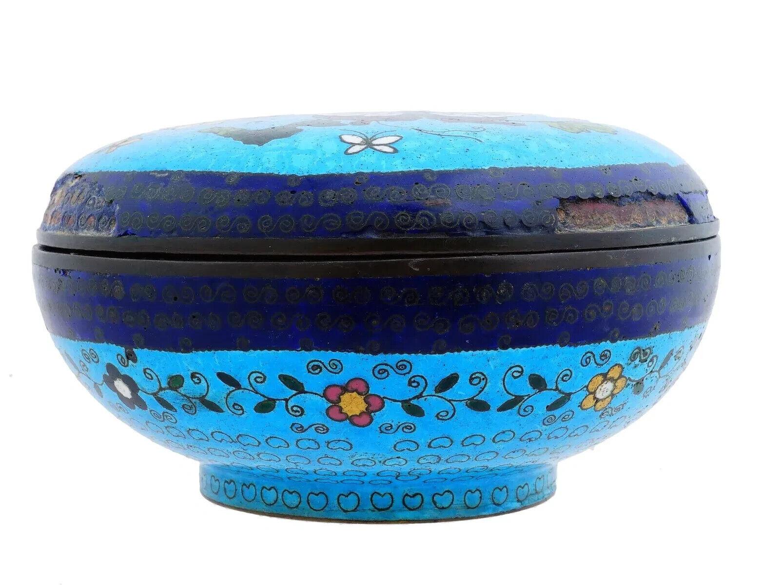 Antiguo estuche Kogo japonés Meiji con esmalte de cloisonné y diseño de mariposa en Bueno estado para la venta en New York, NY