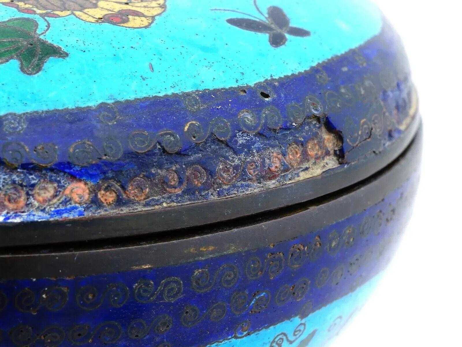 Antiguo estuche Kogo japonés Meiji con esmalte de cloisonné y diseño de mariposa siglo XIX en venta