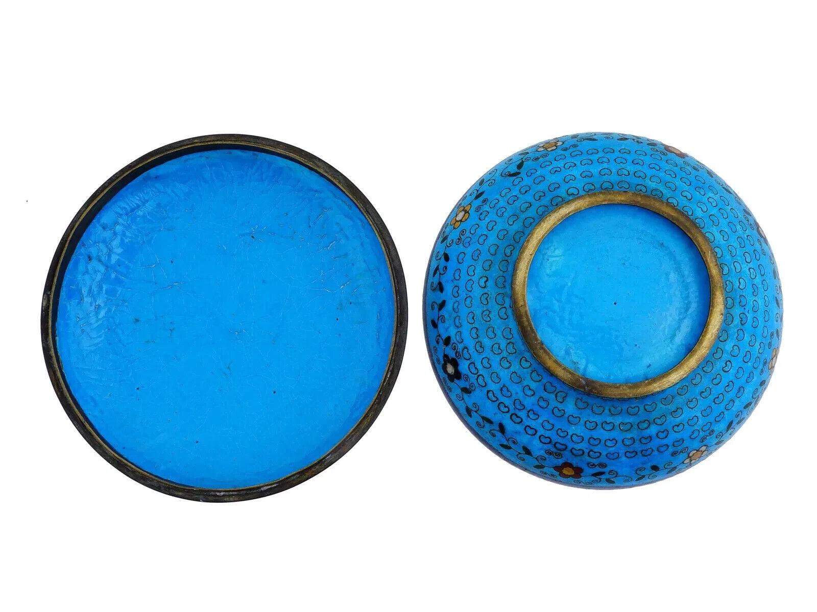 Antiguo estuche Kogo japonés Meiji con esmalte de cloisonné y diseño de mariposa Esmalte en venta