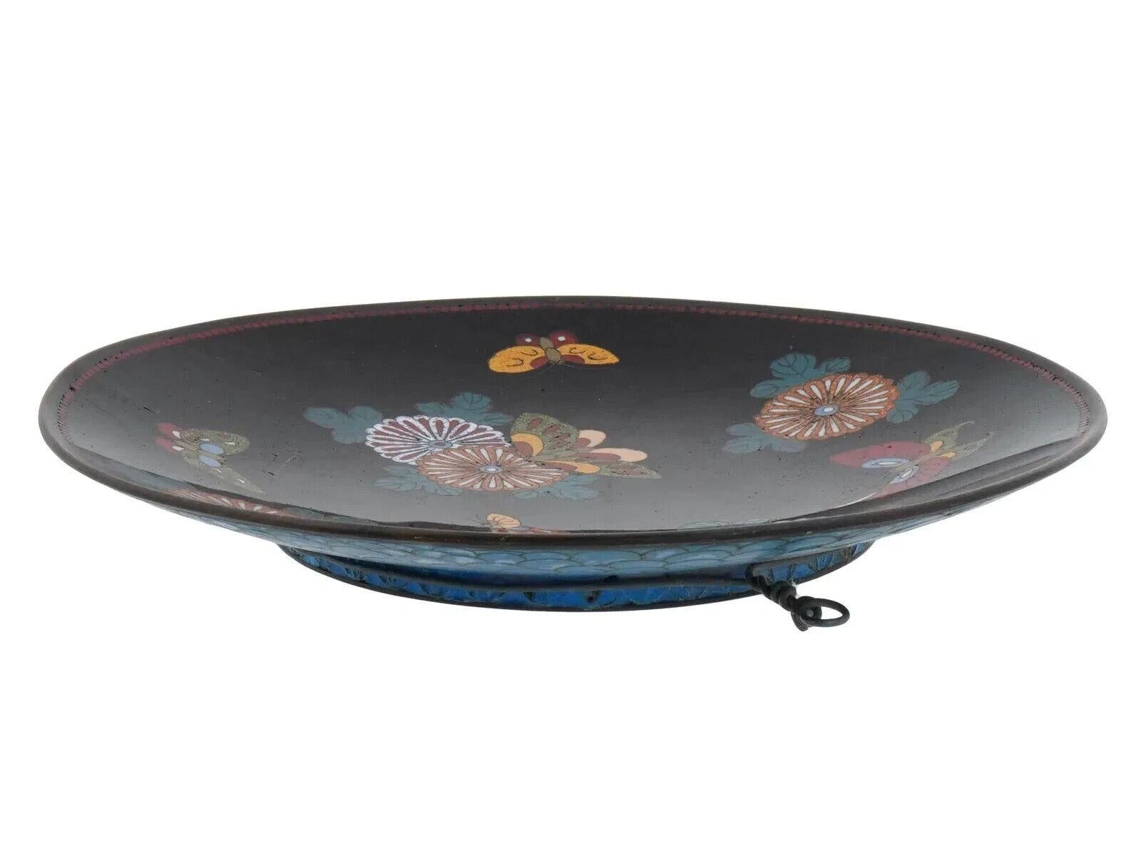 Antiguo Plato Japonés Meiji de Cloisonné y Esmalte Mariposa Cloissoné en venta
