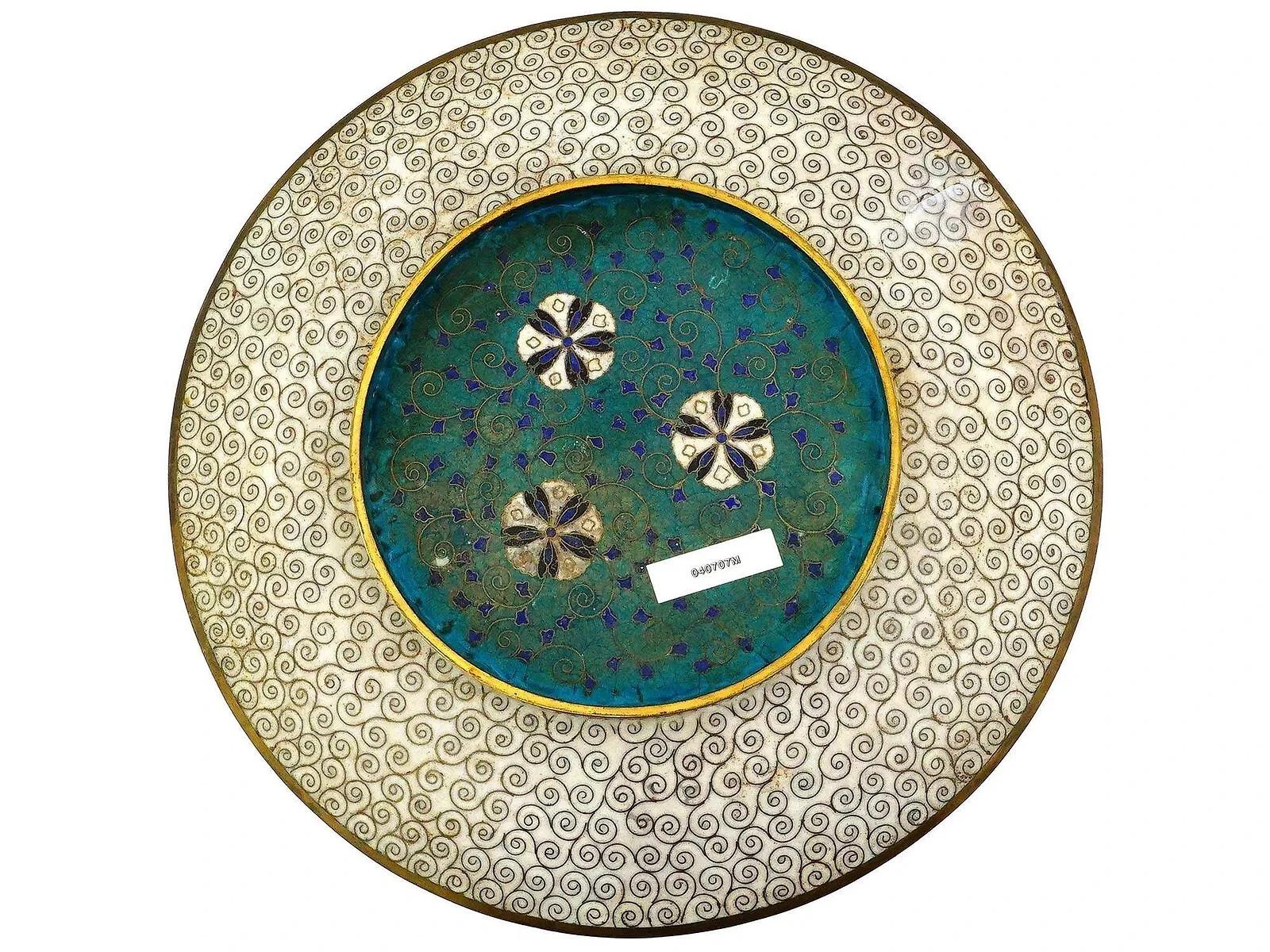 Cloisonné Ancienne assiette japonaise Meiji en émail cloisonné à motif géométrique papillon en vente