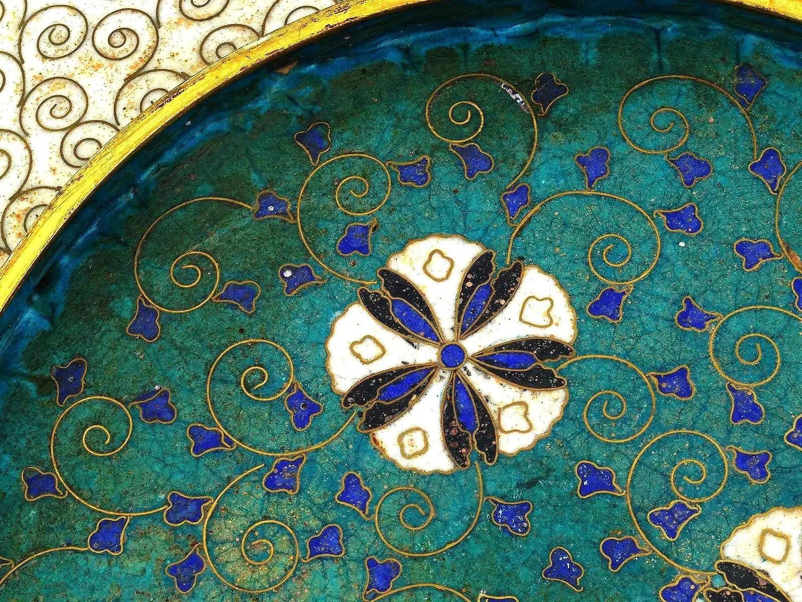 Ancienne assiette japonaise Meiji en émail cloisonné à motif géométrique papillon Bon état - En vente à Queens, NY