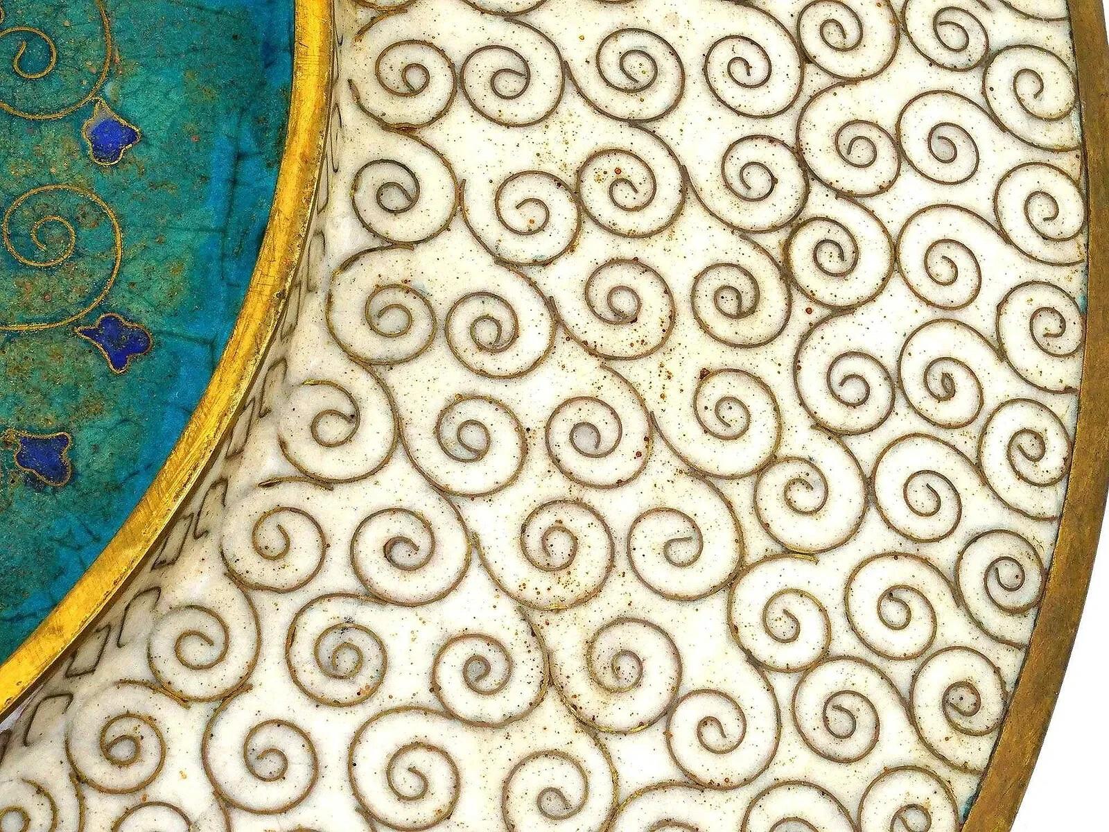 XIXe siècle Ancienne assiette japonaise Meiji en émail cloisonné à motif géométrique papillon en vente