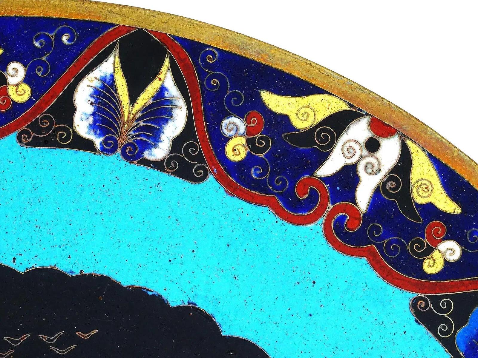 20ième siècle Ancienne assiette japonaise Meiji en émail cloisonné avec éventail, scène de jour et de nuit en vente