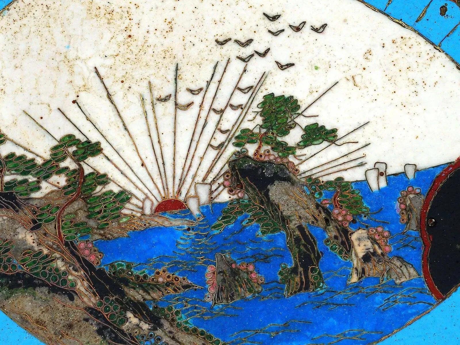Émail Ancienne assiette japonaise Meiji en émail cloisonné avec éventail, scène de jour et de nuit en vente