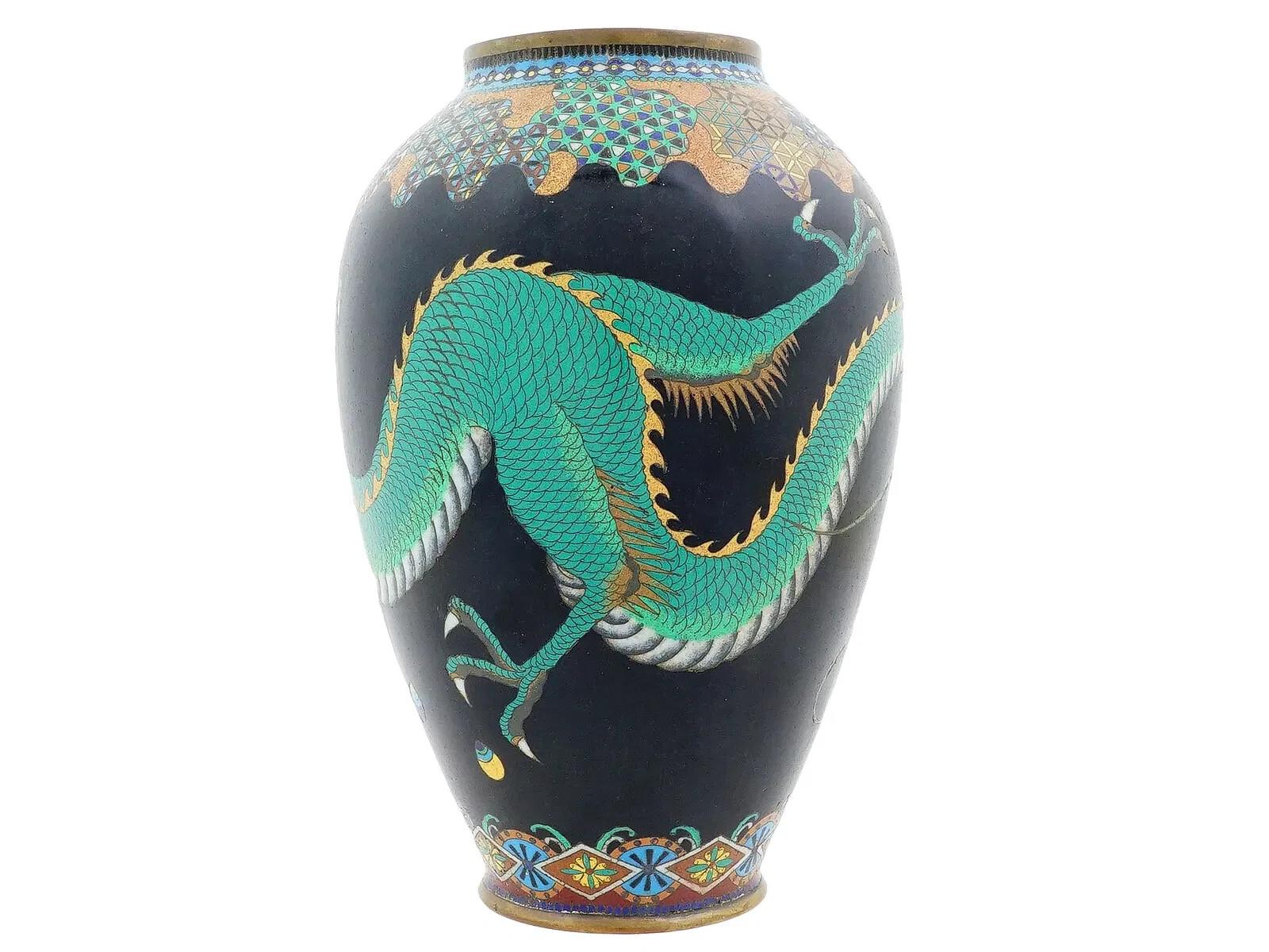 Un antico vaso smaltato giapponese, dell'epoca Meiji. Il vaso a forma di urna è smaltato con un disegno policromo che rappresenta un drago realizzato con la tecnica Cloisonne. Il collo è ornato da medaglioni con fogliame e motivi geometrici