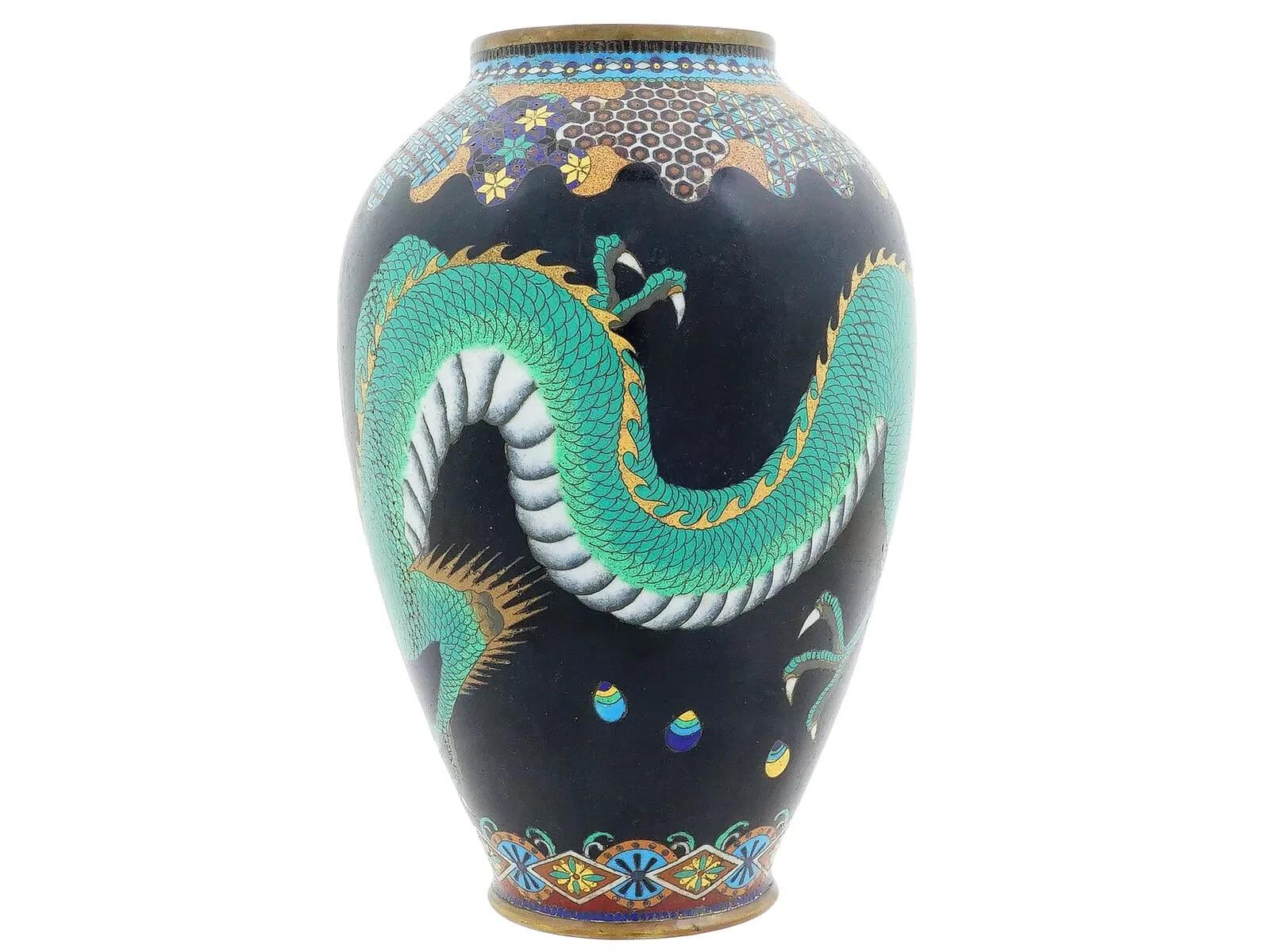 Giapponese Antico vaso giapponese Meiji con smalto cloisonne e drago verde a motivi geometrici in vendita