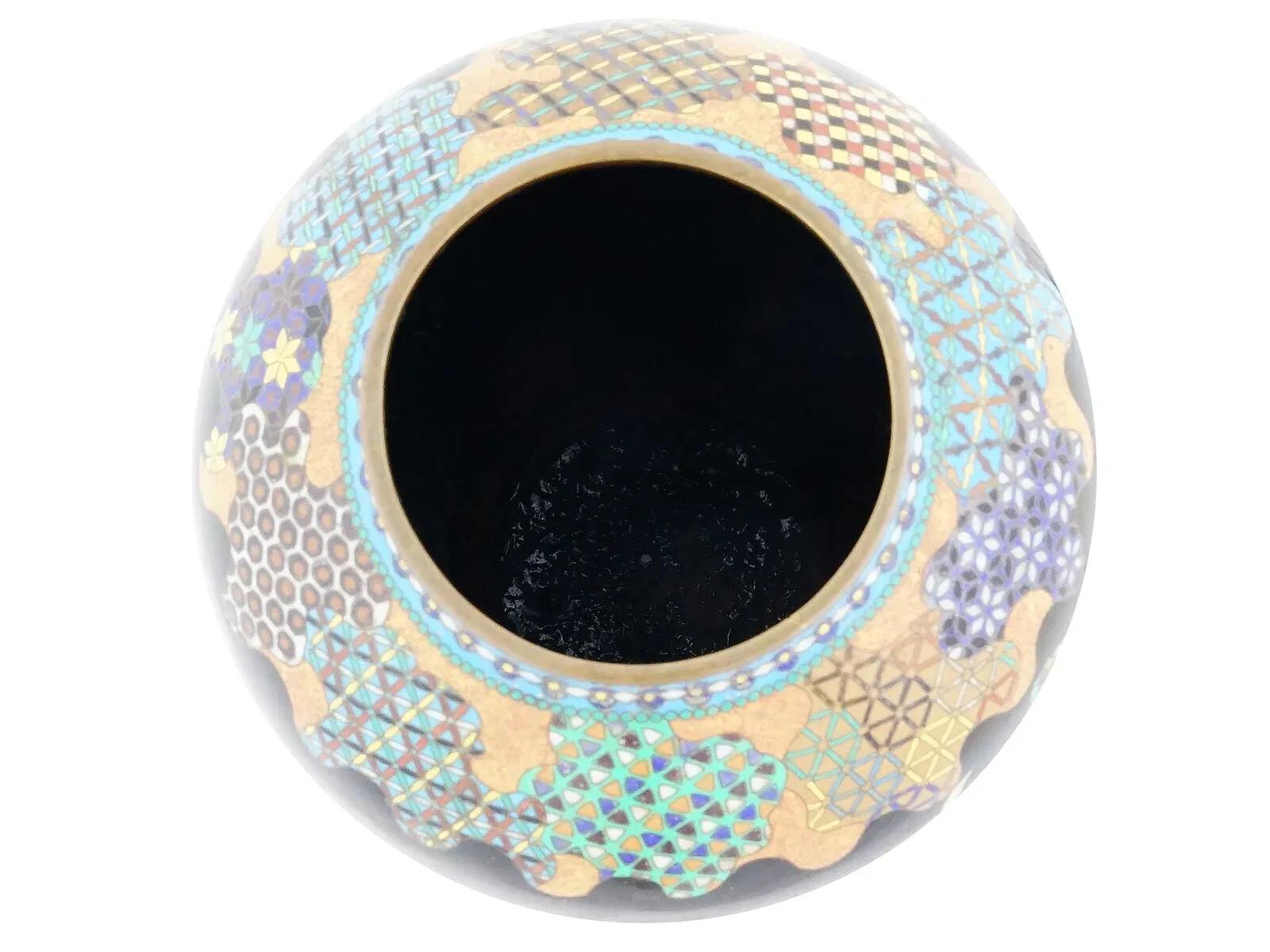 Antico vaso giapponese Meiji con smalto cloisonne e drago verde a motivi geometrici In condizioni buone in vendita a Queens, NY