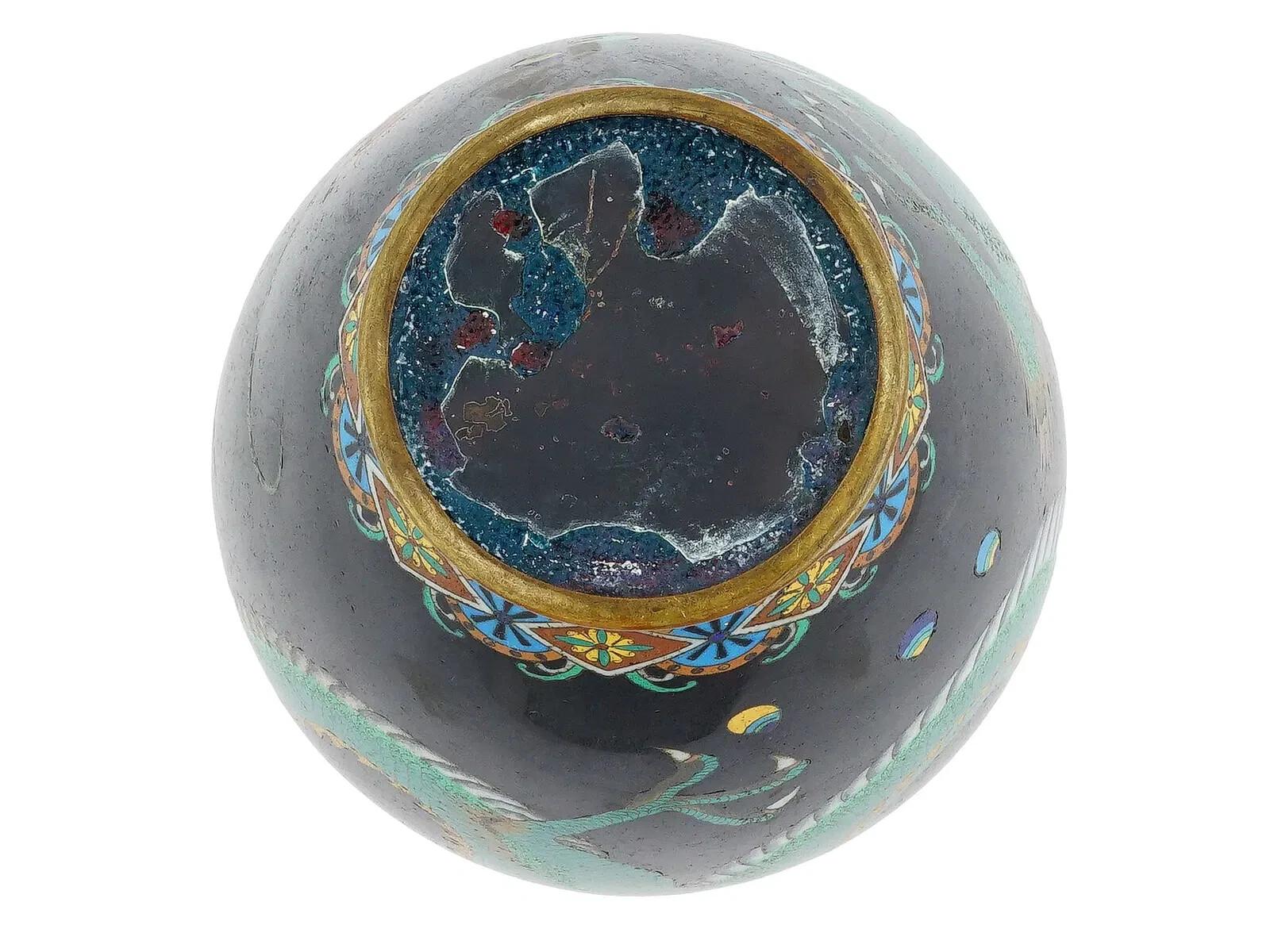 XIX secolo Antico vaso giapponese Meiji con smalto cloisonne e drago verde a motivi geometrici in vendita