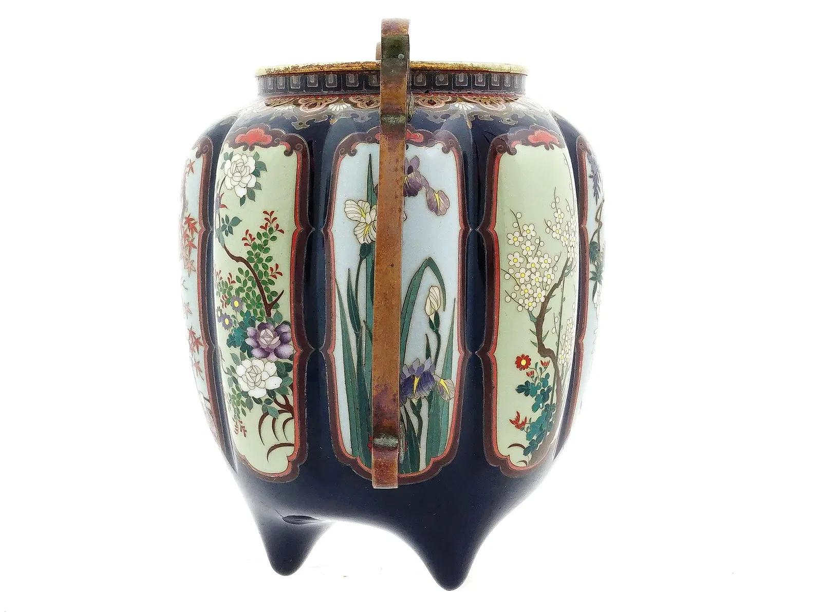 Antiguo incensario con pie de esmalte japonés, Escuela de Ota Kichisaburo, periodo Meiji, 1868 a 1912. El cuerpo lobulado está adornado con un diseño policromado que representa paneles con flores en flor y árboles de sakura realizados con la técnica