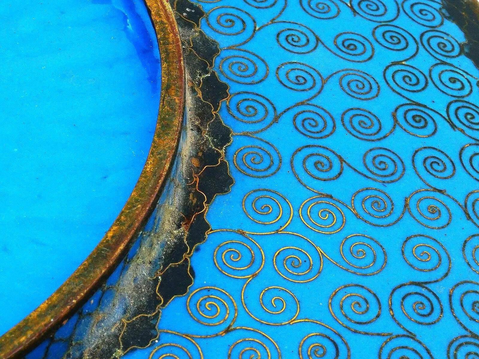 XIX secolo Antico piatto giapponese Meiji in smalto cloisonne con fondo marrone e gru in bambù in vendita