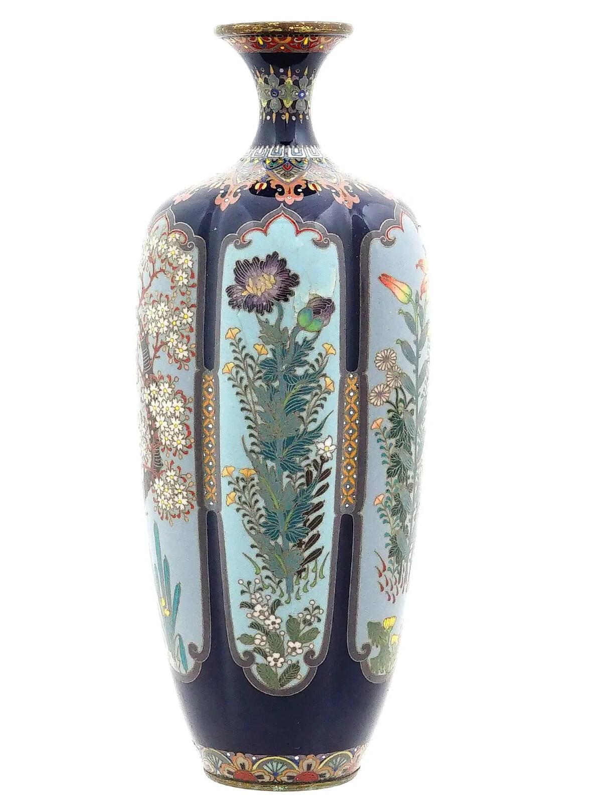 Vase ancien en émail japonais, Ota Kichisaburo, période Meiji, 1868 à 1912. Le corps du balustre est orné d'un motif polychrome représentant des panneaux avec des fleurs épanouies et des arbres de sakura réalisés selon la technique du cloisonné. Le